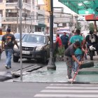 Moradores del sector limpiaban la sangre que quedó en el asfalto tras el crimen.