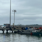 Personal de la Armada y la Policía recuperan el cuerpo en el archipiélago de Jambelí.