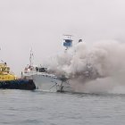 Tras varias horas de esfuerzo lograron controlar el incendio en la embarcación.