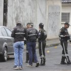 Agentes policiales recogieron indicios balísticos en el lugar de los hechos.