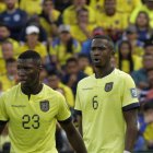 Moisés Caicedo (23) y Willian Pacho (6), figuras de la selección de Ecuador.