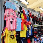 La venta de camisetas del Barcelona SC e Inter Miami lidera la demanda en la bahía de Guayaquil.