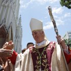 Monseñor Antonio Arregui en los exteriores de la Catedral porteña.