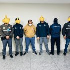 El deportado junto con los policías de migración de Estados Unidos y Ecuador en el aeropuerto de Guayaquil.