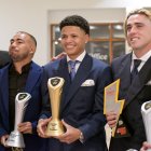 Patrik Mercado (c) se llevó el premio al mejor jugador de la LigaPro. Lució feliz el trofeo y el anillo junto a sus compañeros de Independiente.