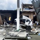 El trailer impactó a un auto pequeño y se fue contra una casa.