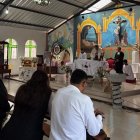 Devotos orando en la iglesia de Riobamba dedicada al Santo Hermano Miguel.