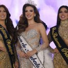 La soberana junto a su corte de honor: Domenick Carrasco y Amy Peña, elegidas en la edición 75 de la Fiesta de la Fruta y de las Flores.