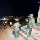 Militares resguardan el barrio 26 de Junio, conocido como Tripa de Pollo, tras el operativo policial que dejó a un joven fallecido y generó tensión comunitaria en Esmeraldas.