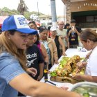 Los turistas hicieron filas para recibir una porción del corviche gigante en la comuna Las Núñez
