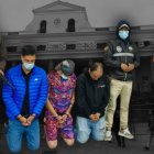 Francisco Andrade (medio) asegura que fue tratado como un delincuente cuando intervinieron en su negocio.