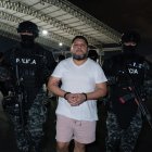 Leonardo Cortázar llegó esposado a Guayaquil la madrugada del 10 de febrero de 2026 tras ser extraditado desde Panamá.