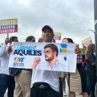 Simpatizantes del alcalde Aquiles Álvarez afuera del cuartel modelo.