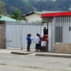 Familiares de las víctimas esperan en las afueras del Centro Forense de Esmeraldas, con documentos en mano, para retirar los cuerpos del triple crimen.