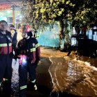 En el barrio María Auxiliadora elementos del Cuerpo de Bomberos de Manta se depslegaron tras una emergencia por la lluvia