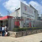 Al Centro Forense de Machala llegó el exalcalde de Huaquillas, Ronald Farfán, para identificar a su hijo.