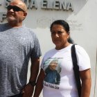 Los padres de Joshua Marcelo Cedeño León muestran la camiseta con la imagen de su hijo desaparecido en Santa Elena.