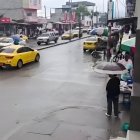 Calle principal de Codesa, donde la mañana de este 10 de febrero dos jóvenes fueron atacados a bala, en medio de la lluvia y la presencia policial que resguardó la zona.