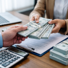 Recreación de una transacción en efectivo entre particulares.