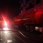 Bomberos combaten las llamas en el edificio Multicomercio.