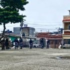 El cuerpo de la víctima quedó tendido en el interior del parque.