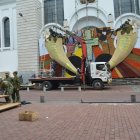 Más de 14 horas trabajaron los voluntarios para instalar la alegoría de 140 metros cuadrados que está colocada en el atrio de la Catedral en Ambato.