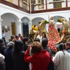 Turistas nacionales y extranjeros recorren la exposición floral en la Casa del Portal, uno de los espacios más visitados del circuito patrimonial.