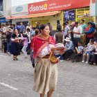 Delegaciones de danzantes llenaron de color y ritmo las calles de Guaranda durante el desfile del Pawkar Raymi.