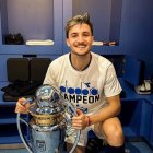 Francisco Pizzini con uno de los trofeos conseguidos en clubes argentinos.