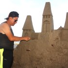 Cristhian Quinde dejó el Carnaval brusco por el arte de las esculturas de arena.