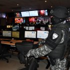 Un agente policial dentro del centro de operaciones de Segura EP, tras el allanamiento.