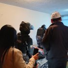 Policía allanó una hostal en el centro de Ambato donde  encontraron a un hombre sin vida y hallaron más de 20 teléfonos robados.