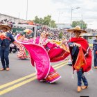 Integrantes del Ballet Nacional de México danzaron durante el desfile, donde delincuentes aprovecharon la multitud para sustraer sus pertenencias.