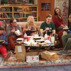 La estrella de The Big Bang Theory financia becas y ayuda en secreto a personas con gastos médicos urgentes.