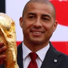 El mundialista David Trezeguet escoltó el trofeo en su paso por Bogotá.
