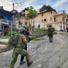 Militares realizan un operativo táctico en una zona urbana de San Lorenzo, mientras vecinos observan con preocupación el despliegue de seguridad.
