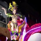 Mara Topic conquistó al público bailando y saludando desde el carro alegórico.