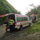 Personal de bomberos y ambulancias atiende a los heridos tras la caída de una buseta.