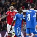 El jugador del Real Madrid, Vinicius Jr (c), tras la denuncia de racismo en cancha.