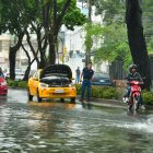 La tormenta eléctrica registrada este miércoles 18 de febrero en Guayaquil provocó el colapso del sistema de drenaje en sectores como Sauces, generando severas acumulaciones de agua y dificultades en la movilidad.