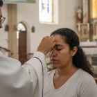 Los fieles acuden a las distintas iglesias de Guayaquil para recibir la ceniza, símbolo de reflexión y arrepentimiento al inicio de la Cuaresma.