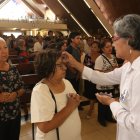 En los diferentes templos católicos, al finalizar las misas, los creyentes buscaron la imposición de la cruz de ceniza.