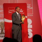 El exfutbolista campeón con Francia en el Mundial de 1998, llegó con el trofeo del Mundial 2026