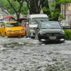 Calles anegadas y vehículos atrapados tras los primeros aguaceros en Guayaquil.