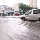 La fuerte lluvia ha inundado varias calles del centro de Guayaquil.
