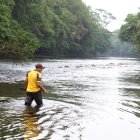 Un comunero recorre las aguas del río Canandé, machete en mano, mientras vecinos y rescatistas continúan la búsqueda de Don Peña, desaparecido tras el naufragio de su canoa.