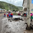 La corriente de lodo cubrió la avenida central y varias calles de Alausí.