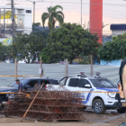 La víctima, herida, intentó escapar de su agresor, se impactó contra otros vehículos. Según sus familiares, se dedicaba a la venta de automóviles