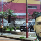 El vehículo que conducía William Fajardopresentaba orificios de bala en las ventanas, parabrisas y puertas. La Policía inspeccionó el lugar.