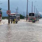 La vía Santa Rosa – Machala se encuentra cerrada por el desbordamiento del río Pital.